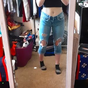 Low waisted distressed capri jeans